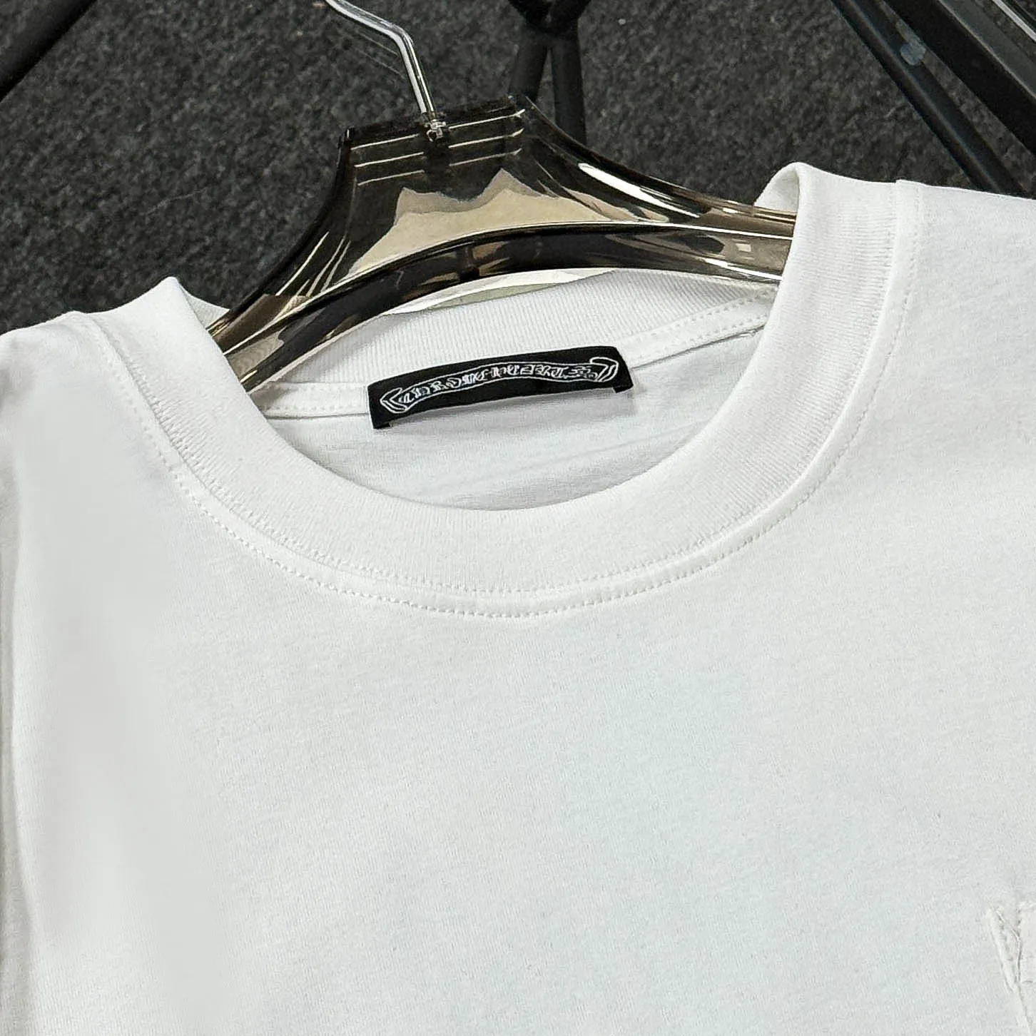P170 Chrome Hearts 25 high-end versions. The fabric is made of 300 grams of high-density pure cotton. It does not deform or shrink. It has three labels. It is the same style for men and women. Technology: suede foaming + digital printing. Color: white, black. SIZE: S-XL.